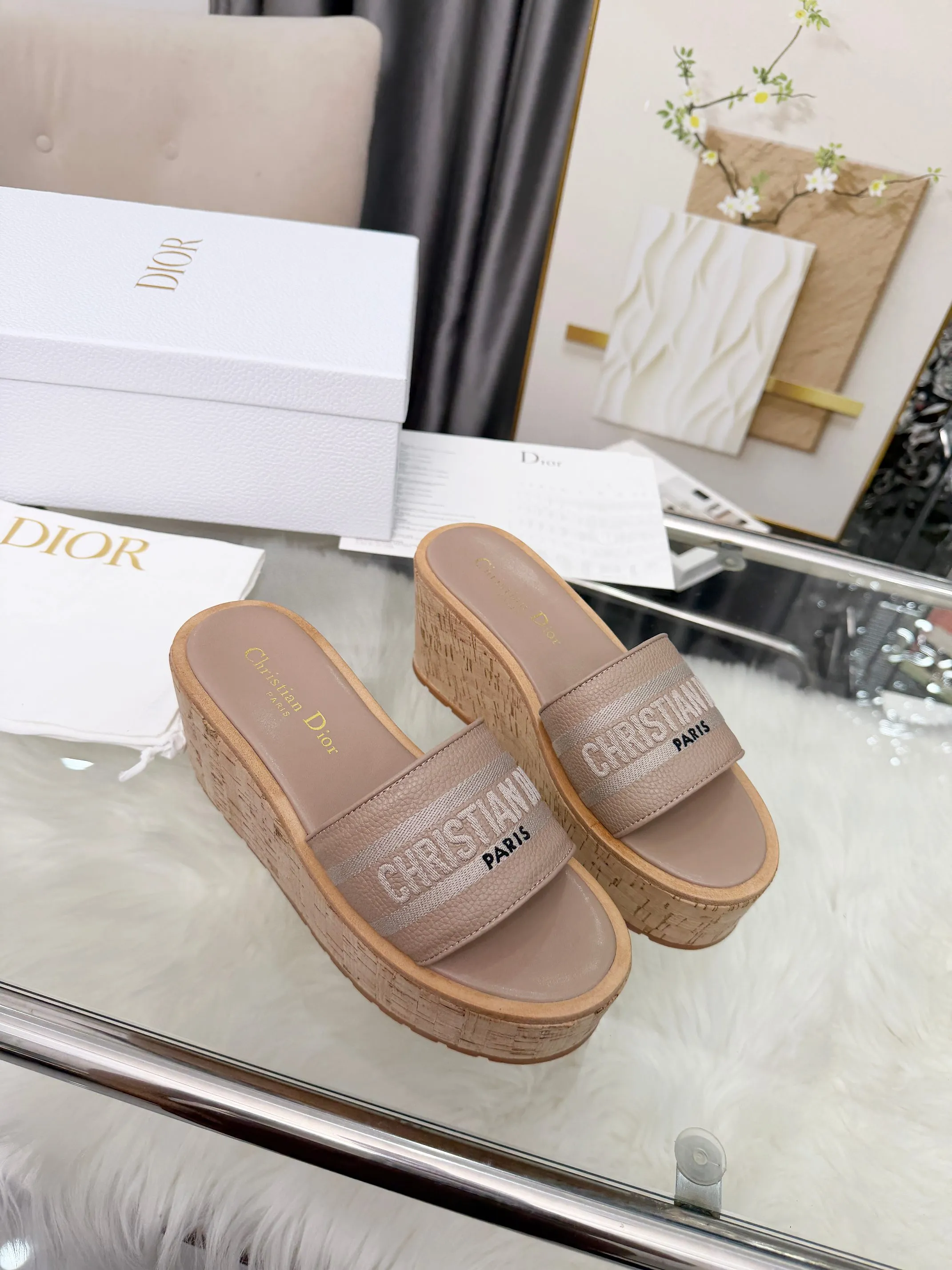 👟👟Ex-factory price 440👟👟 Dior Dior〰️Dway thick-soled wedge sandals✔️This thick-soled sandal is fashionable, casual and highly recognizable. The inspiration is cleverly combined by D's main designer into the perfect shoe shape. Paired with brand buckles, it is even more fashionable! Original version, perfect and exquisite workmanship!  Upper: pebbled leather + electric show code number; 35-39 (40-41 customized)